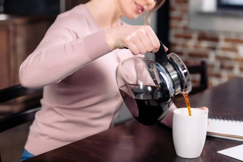 verser du café