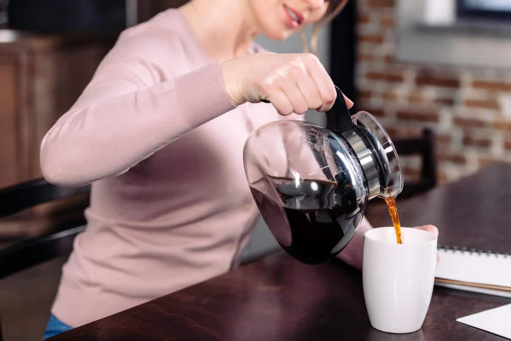 verser du café