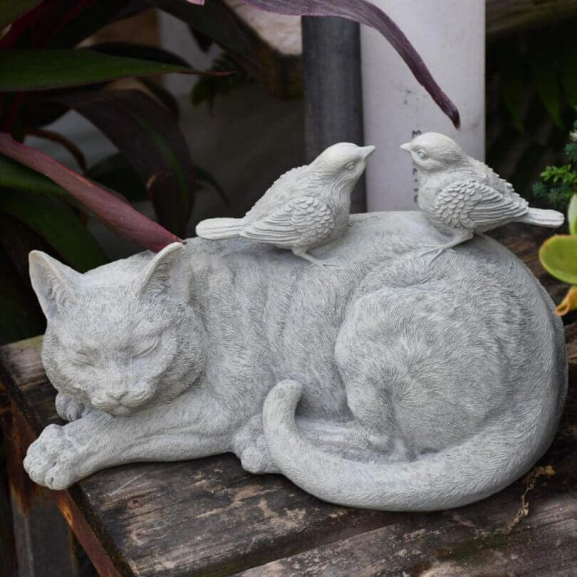 statue de chat avec des oiseaux