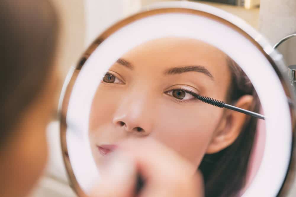 maquillage avec miroir grossissant