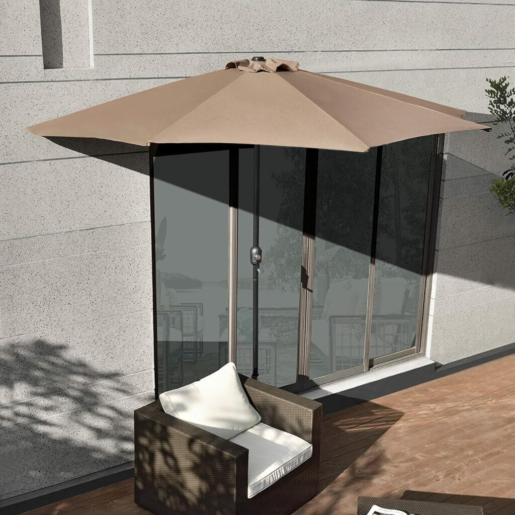 parasol de balcon contre mur