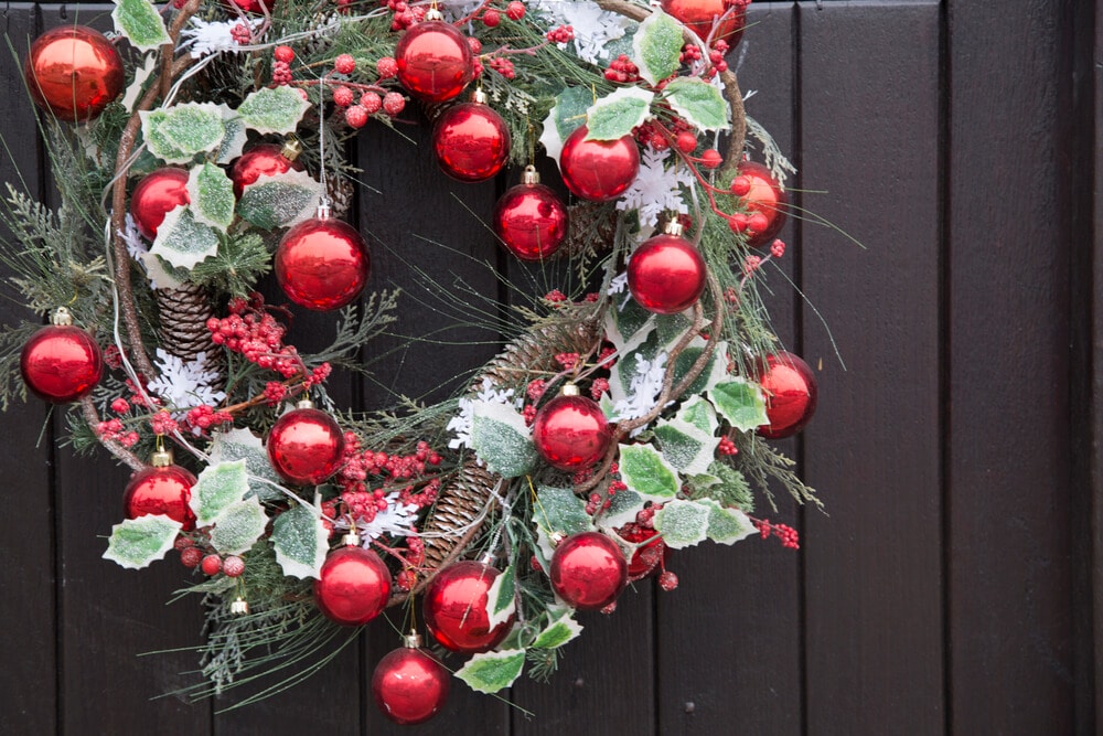 couronne de noel sur une porte