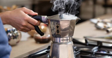découvrez comment préparer un expresso authentique et sans amertume avec notre guide complet d'utilisation de la cafetière italienne. astuces et conseils pratiques pour un café parfait à chaque fois.