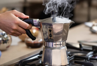 découvrez comment préparer un expresso authentique et sans amertume avec notre guide complet d'utilisation de la cafetière italienne. astuces et conseils pratiques pour un café parfait à chaque fois.