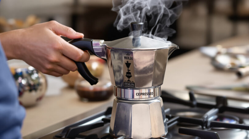 découvrez comment préparer un expresso authentique et sans amertume avec notre guide complet d'utilisation de la cafetière italienne. astuces et conseils pratiques pour un café parfait à chaque fois.