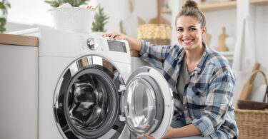 découvrez comment utiliser le vinaigre blanc pour nettoyer efficacement votre machine à laver et éliminer toutes les mauvaises odeurs, garantissant ainsi un linge frais et impeccable.
