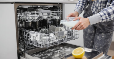 découvrez comment nettoyer un lave-vaisselle encrassé efficacement grâce à des produits naturels, pour une machine propre et respectueuse de l'environnement.