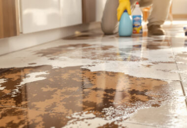 découvrez des méthodes efficaces et douces pour nettoyer un lino très encrassé sans l'abîmer, afin de retrouver un sol impeccable et protégé.