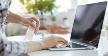 découvrez nos astuces pour nettoyer efficacement et en toute sécurité l'écran et le clavier de votre ordinateur portable, sans l'endommager.