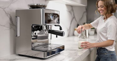 découvrez si le détartrage au vinaigre blanc est sûr pour votre machine à café, ses avantages, risques potentiels et conseils pour un entretien efficace et sans danger.