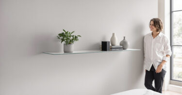 découvrez comment installer une étagère murale invisible avec des conseils sur la fixation et la charge maximale pour un support pratique et esthétique.