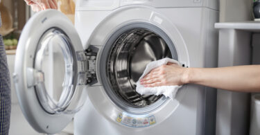 découvrez comment nettoyer le tambour de votre machine à laver, un entretien essentiel souvent négligé pour prévenir les pannes et prolonger la durée de vie de votre appareil.