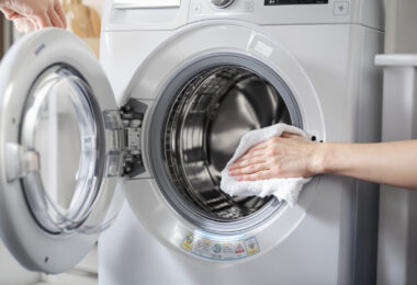 découvrez comment nettoyer le tambour de votre machine à laver, un entretien essentiel souvent négligé pour prévenir les pannes et prolonger la durée de vie de votre appareil.