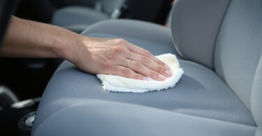 découvrez nos astuces efficaces pour nettoyer les sièges de voiture en tissu et éliminer les taches sans laisser d’auréoles. gardez votre intérieur propre et impeccable facilement !