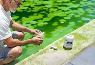 découvrez comment traiter efficacement l'eau verte de votre piscine en choisissant entre le chlore choc et l'oxygène actif pour retrouver une eau claire et saine.