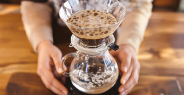 découvrez la cafetière à dépression (siphon), une méthode unique alliant science et art pour préparer un café exceptionnellement aromatique, tout en savourant le spectacle fascinant de la chimie en action.