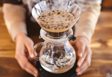découvrez la cafetière à dépression (siphon), une méthode unique alliant science et art pour préparer un café exceptionnellement aromatique, tout en savourant le spectacle fascinant de la chimie en action.