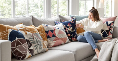 découvrez comment mixer avec style les motifs et les matières pour vos coussins de canapé et apportez une touche d'élégance et de personnalité à votre salon comme un véritable professionnel.