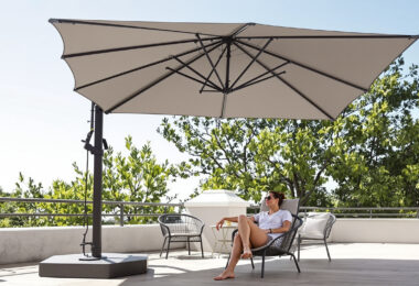 découvrez comment choisir un parasol déporté alliant stabilité et résistance au vent pour profiter pleinement de vos journées en extérieur.