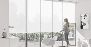 découvrez le store enrouleur jour nuit, la solution idéale pour moduler la lumière naturelle sans utiliser de rideaux. profitez d'un intérieur lumineux et moderne grâce à son design pratique et élégant.
