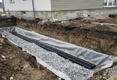 Drain périphérique autour d’une maison avec tuyau perforé et géotextile