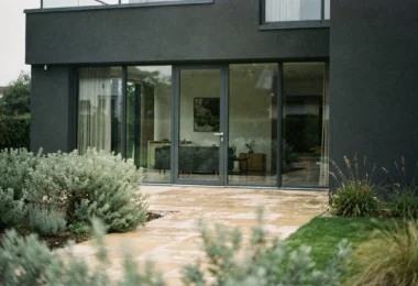 Façade moderne en gris anthracite RAL 7016 avec menuiseries sombres et jardin paysager
