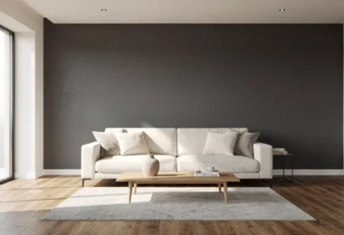 Mur peint en gris anthracite RAL 7016 dans un salon moderne, lumière naturelle